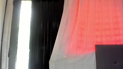 angela_nix online show from November 2025 05:25:01 PM