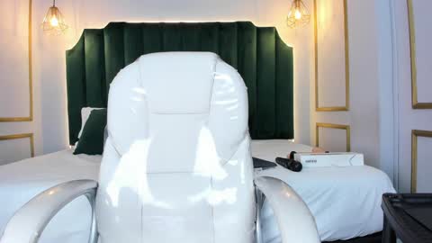 Snapshot of angelaluxi chatting on December 2024 03:01:01 PM Angela online show from December 2024 03:01:01 PM