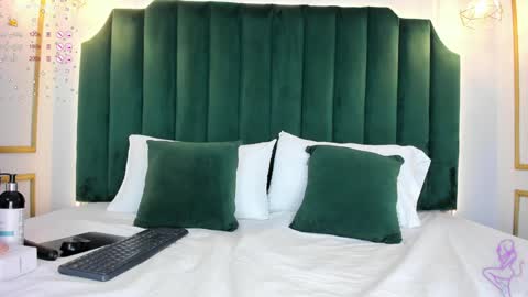 Snapshot of angelaluxi chatting on February 2025 08:32:01 PM Angela online show from February 2025 08:32:01 PM