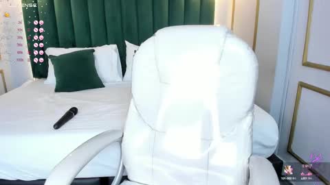 Snapshot of angelaluxi chatting on February 2025 05:49:02 PM Angela online show from February 2025 05:49:02 PM