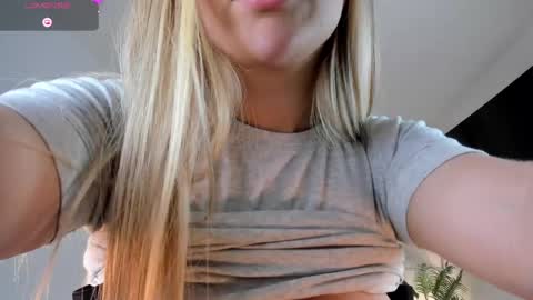 Snapshot of ann__w chatting on May 2026 01:56:01 AM Ann online show from May 2026 01:56:01 AM