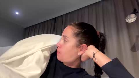 Anna online show from November 2025 08:08:01 PM