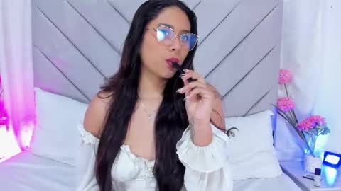 Snapshot of annaqueen_ chatting on December 2024 08:00:02 PM Anna online show from December 2024 08:00:02 PM