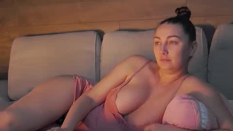 annasplash online show from October 2025 05:49:02 AM