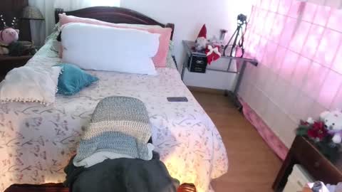 LAURA - A n n i e  S w a n online show from December 2024 03:52:01 PM