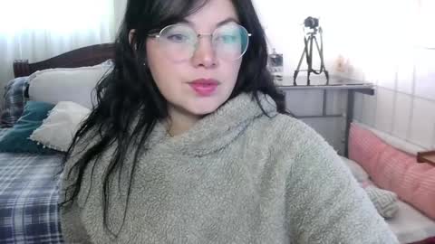 LAURA - A n n i e  S w a n online show from January 2025 03:58:01 PM