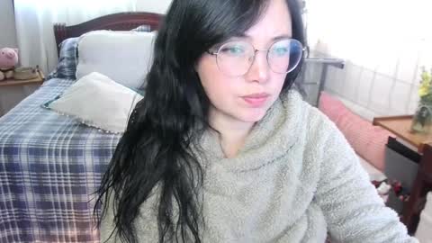 LAURA - A n n i e  S w a n online show from January 2025 04:11:01 PM