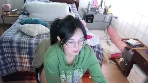 LAURA - A n n i e  S w a n online show from January 2025 04:05:01 PM