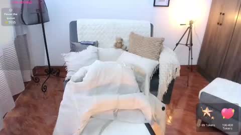 LAURA - A n n i e  S w a n online show from January 2025 02:17:02 PM