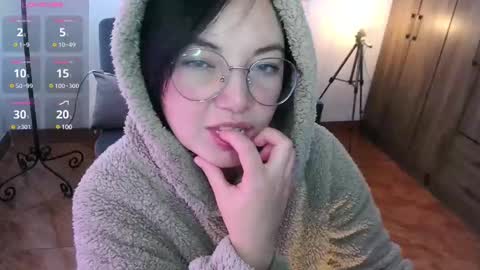 LAURA - A n n i e  S w a n online show from February 2025 02:37:01 PM