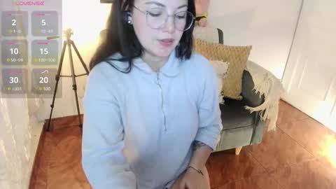 LAURA - A n n i e  S w a n online show from February 2025 06:00:01 PM