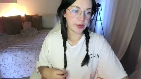 LAURA - A n n i e  S w a n online show from October 2025 12:47:01 PM