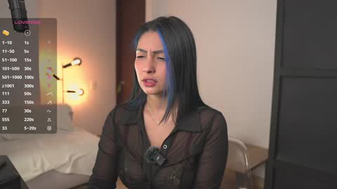 Annie FREE TRIAL IN BIO online show from November 2025 06:12:01 AM