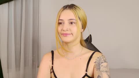 Snapshot of anniemora_ chatting on June 2026 02:11:01 AM Annie online show from June 2026 02:11:01 AM