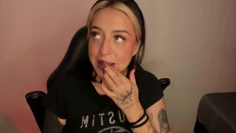 Annika online show from November 2025 02:42:01 PM