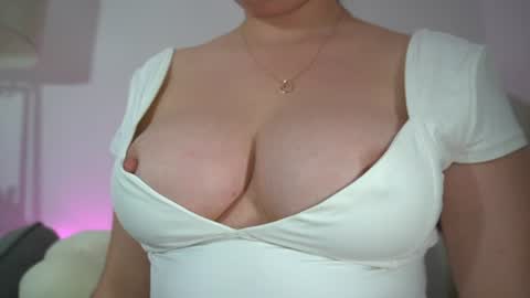 Snapshot of anny_dee chatting on June 2026 04:21:01 AM Anny online show from June 2026 04:21:01 AM