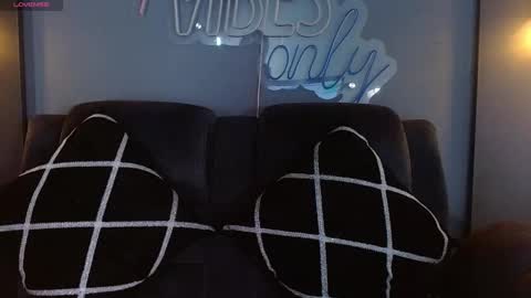 anny_loves online show from September 2025 05:28:01 PM