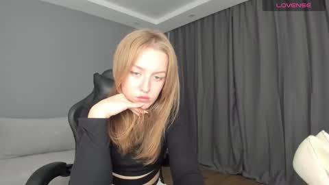 Snapshot of annyfourse chatting on December 2024 05:00:01 PM AnnyFourse online show from December 2024 05:00:01 PM