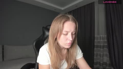 Snapshot of annyfourse chatting on December 2024 05:53:02 PM AnnyFourse online show from December 2024 05:53:02 PM