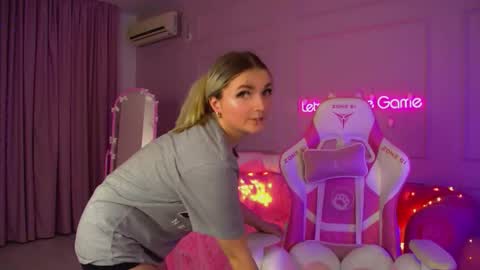 annyraii online show from December 2025 06:48:01 PM