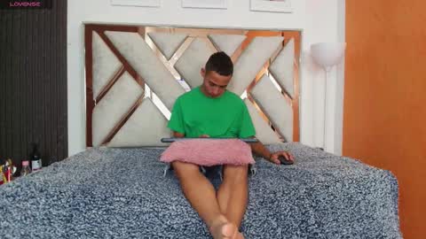 Snapshot of antonella_and_thiago_ chatting on November 2025 12:27:01 PM antonella_and_thiago_ online show from November 2025 12:27:01 PM