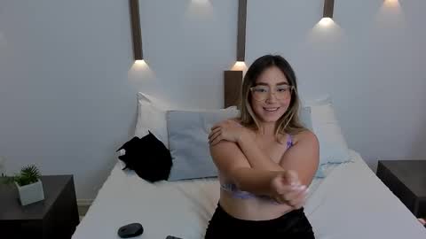 A N T O N E L L A  online show from January 2025 03:04:02 PM