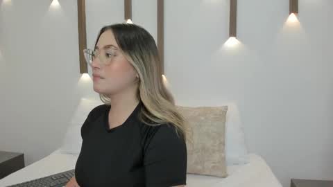 A N T O N E L L A  online show from January 2025 12:02:02 PM