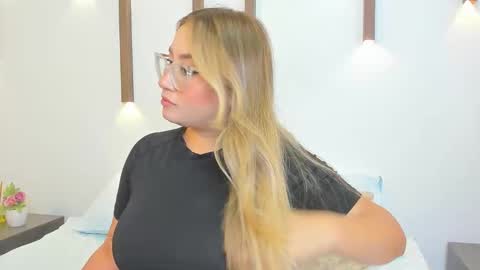 A N T O N E L L A  online show from September 2025 12:38:02 PM