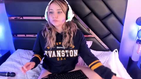 Snapshot of antonellalove_ chatting on December 2024 11:16:02 PM My name is Andrea thumb up me please its important online show from December 2024 11:16:02 PM