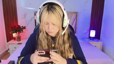 Snapshot of antonellalove_ chatting on January 2026 09:18:02 PM My name is Andrea thumb up me please its important online show from January 2026 09:18:02 PM