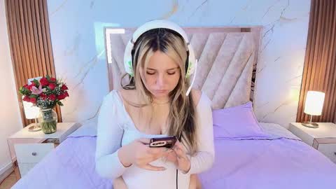 Snapshot of antonellalove_ chatting on February 2026 08:16:02 PM My name is Andrea thumb up me please its important online show from February 2026 08:16:02 PM