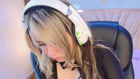 Snapshot of antonellalove_ chatting on February 2026 10:32:01 PM My name is Andrea thumb up me please its important online show from February 2026 10:32:01 PM