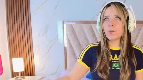 Snapshot of antonellalove_ chatting on February 2026 08:40:01 PM My name is Andrea thumb up me please its important online show from February 2026 08:40:01 PM