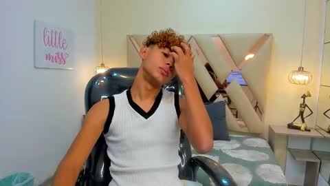 anyelotwink online show from December 2025 02:24:01 PM