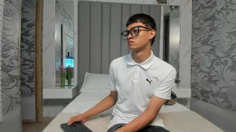 Snapshot of apolo_jonnes chatting on May 2026 02:40:01 AM online show from May 2026 02:40:01 AM