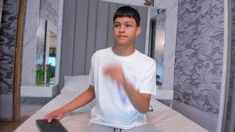 Snapshot of apolo_jonnes chatting on May 2026 01:43:02 AM online show from May 2026 01:43:02 AM