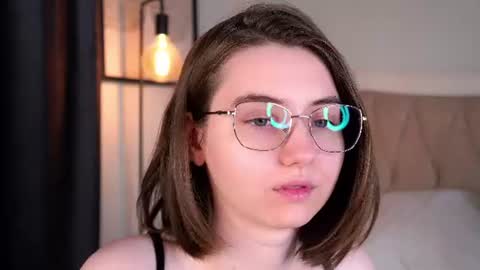 Snapshot of approche_toi_petite chatting on June 2026 01:43:02 PM Meghan online show from June 2026 01:43:02 PM