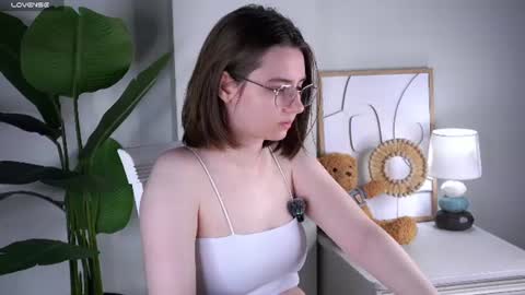 Snapshot of approche_toi_petite chatting on June 2026 01:02:01 PM Meghan online show from June 2026 01:02:01 PM