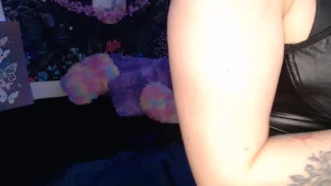 april_l6 online show from November 2025 10:09:02 PM