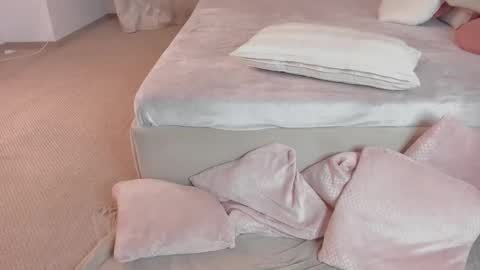 Snapshot of aprilhadid chatting on November 2025 07:03:03 PM Laura online show from November 2025 07:03:03 PM