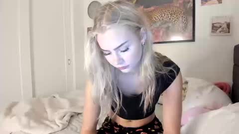 Snapshot of ariah_is_blonde chatting on October 2025 09:14:02 PM Ariah online show from October 2025 09:14:02 PM