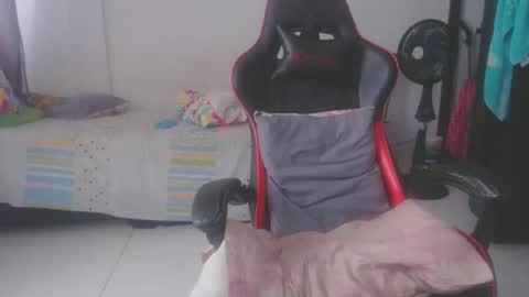 ariannaloovel online show from April 2026 07:07:02 PM