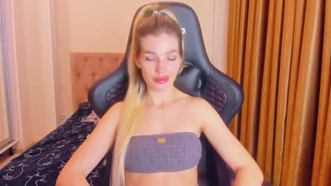 Snapshot of ariellablonde chatting on January 2025 12:57:01 AM AriellaBlonde online show from January 2025 12:57:01 AM