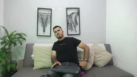 aronhilton online show from January 2026 07:41:02 PM