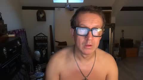 artisterotic online show from December 2025 10:22:02 AM