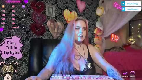 ArtsyHeartsyy online show from September 2025 12:43:01 AM