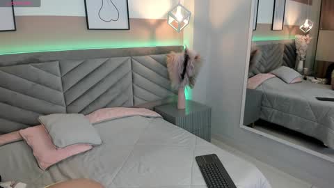 Snapshot of ary_thompson_ chatting on January 2025 08:14:02 PM ARY THOMPSON online show from January 2025 08:14:02 PM