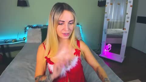 Snapshot of ashley_crashly chatting on December 2024 07:35:02 AM Alina online show from December 2024 07:35:02 AM