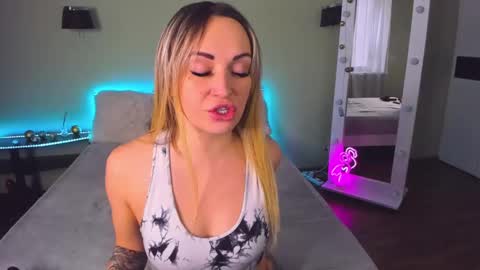 Snapshot of ashley_crashly chatting on February 2025 09:13:02 AM Alina online show from February 2025 09:13:02 AM