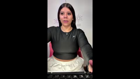 Ashleyy18   online show from February 2025 08:45:02 PM